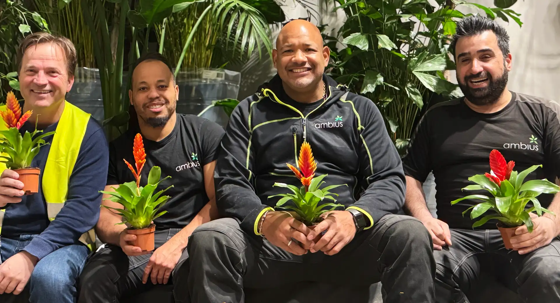 Gutta på lageret med plante i hånda